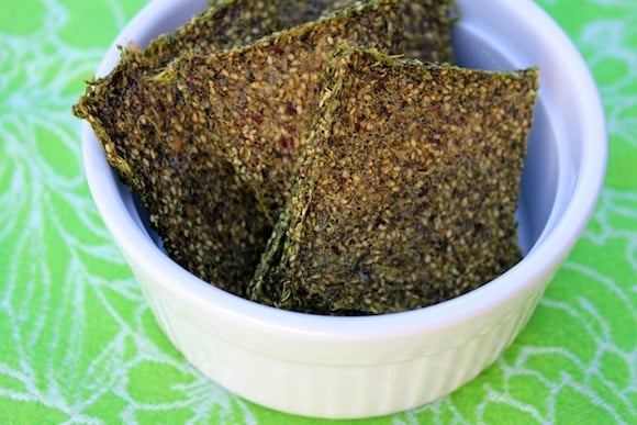 Crisp and tasty green juice pulp crackers that are vegan and gluten-free. | Dehydrator recipes, raw food recipes, vegan crackers, green juice pulp