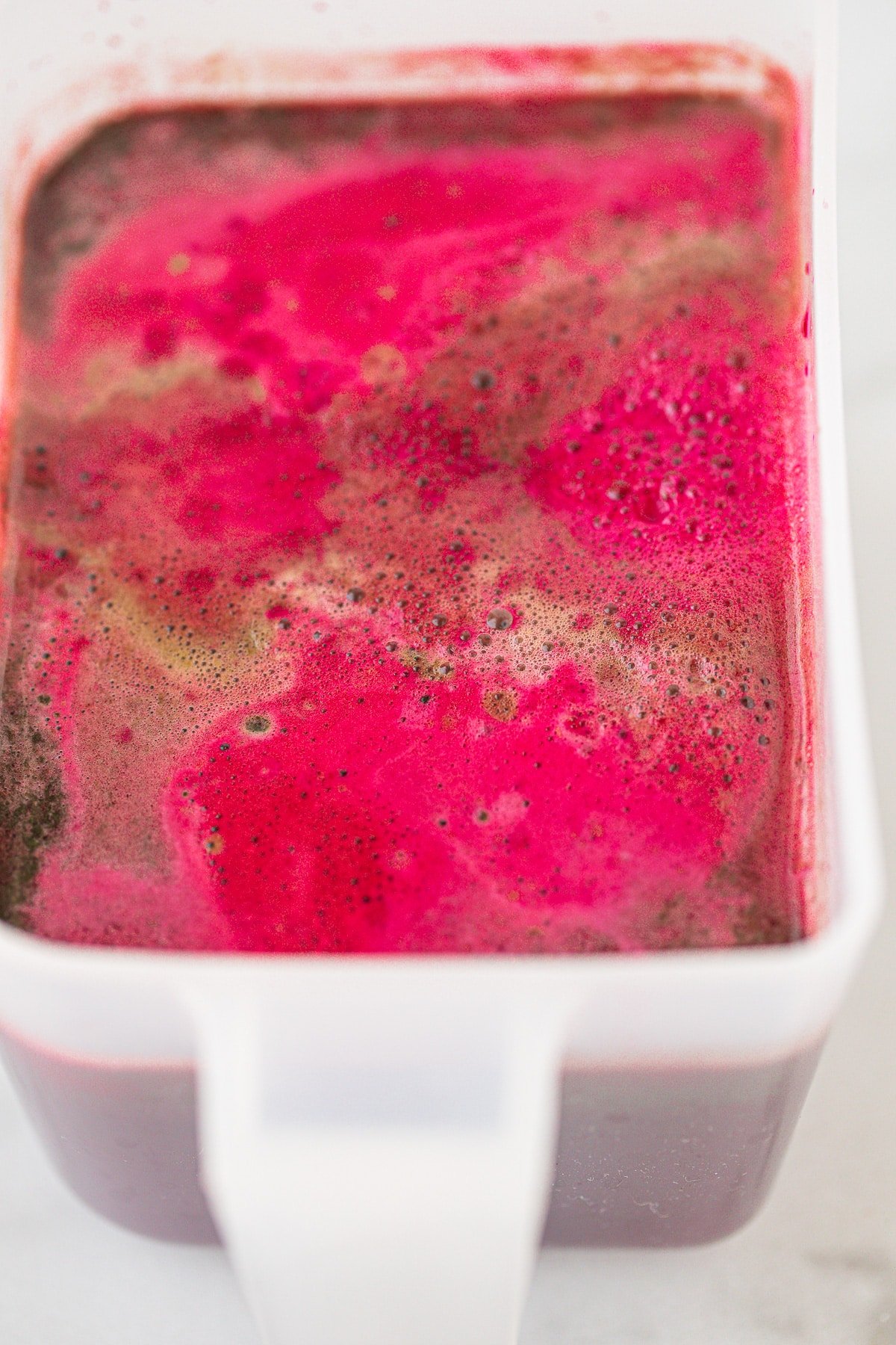 Jus de betterave rouge tout juste sorti de l'extracteur de jus