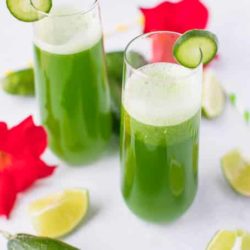 cucumber juice in glasses with flowers