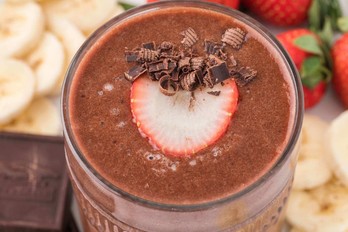https://www.cleaneatingkitchen.com/wp-content/uploads/2021/01/strawberry-banana-chocolate-smoothie.jpg