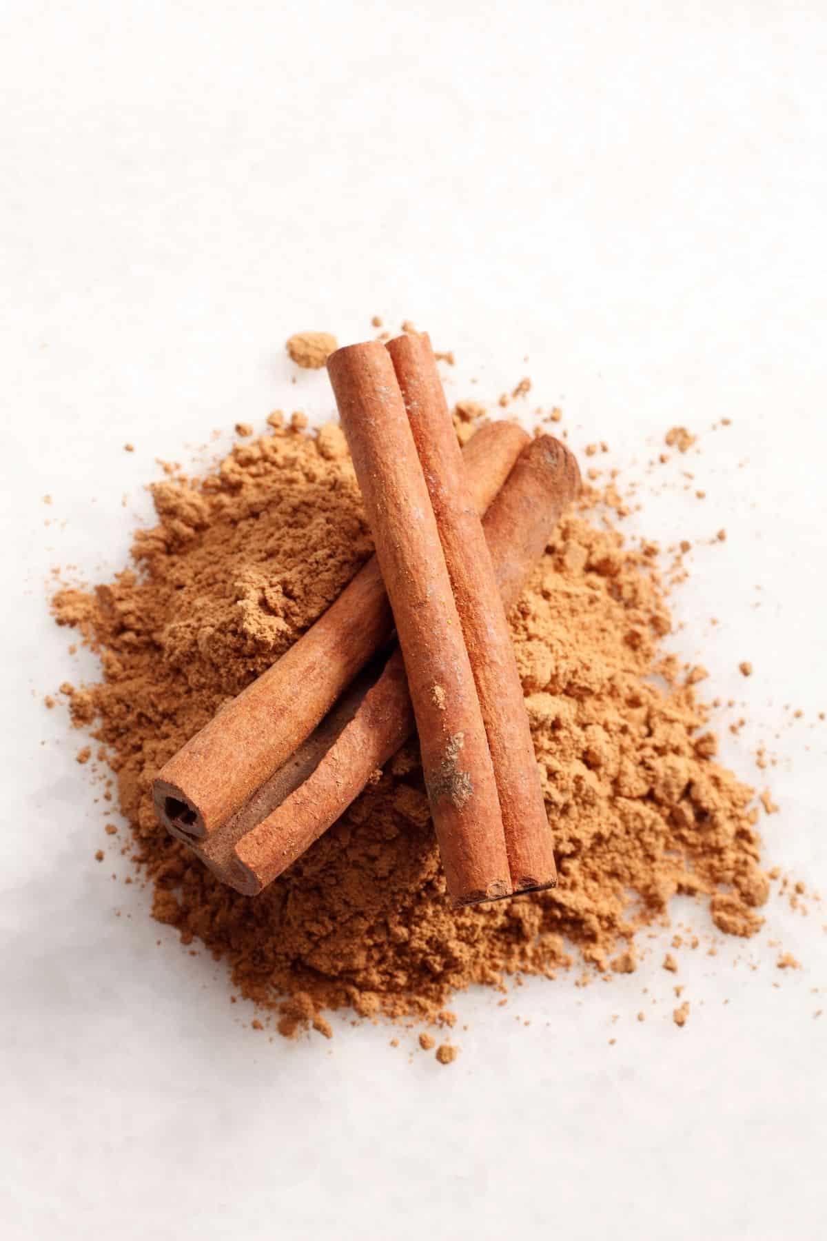 cinnamon sticks and ground cinnamon on a table.