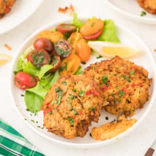 crab cakes with tomato salad