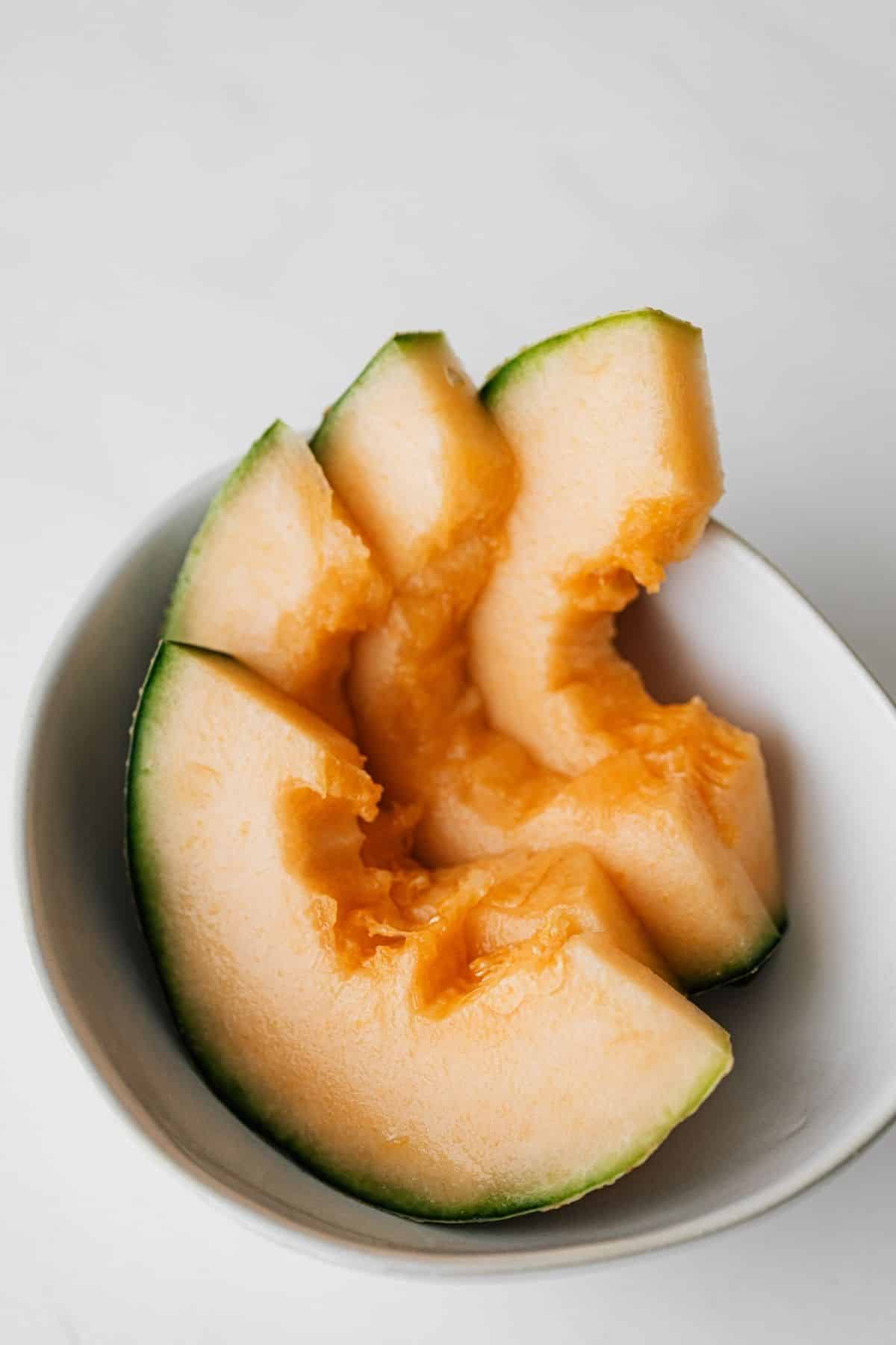 sliced cantaloupe in a bowl