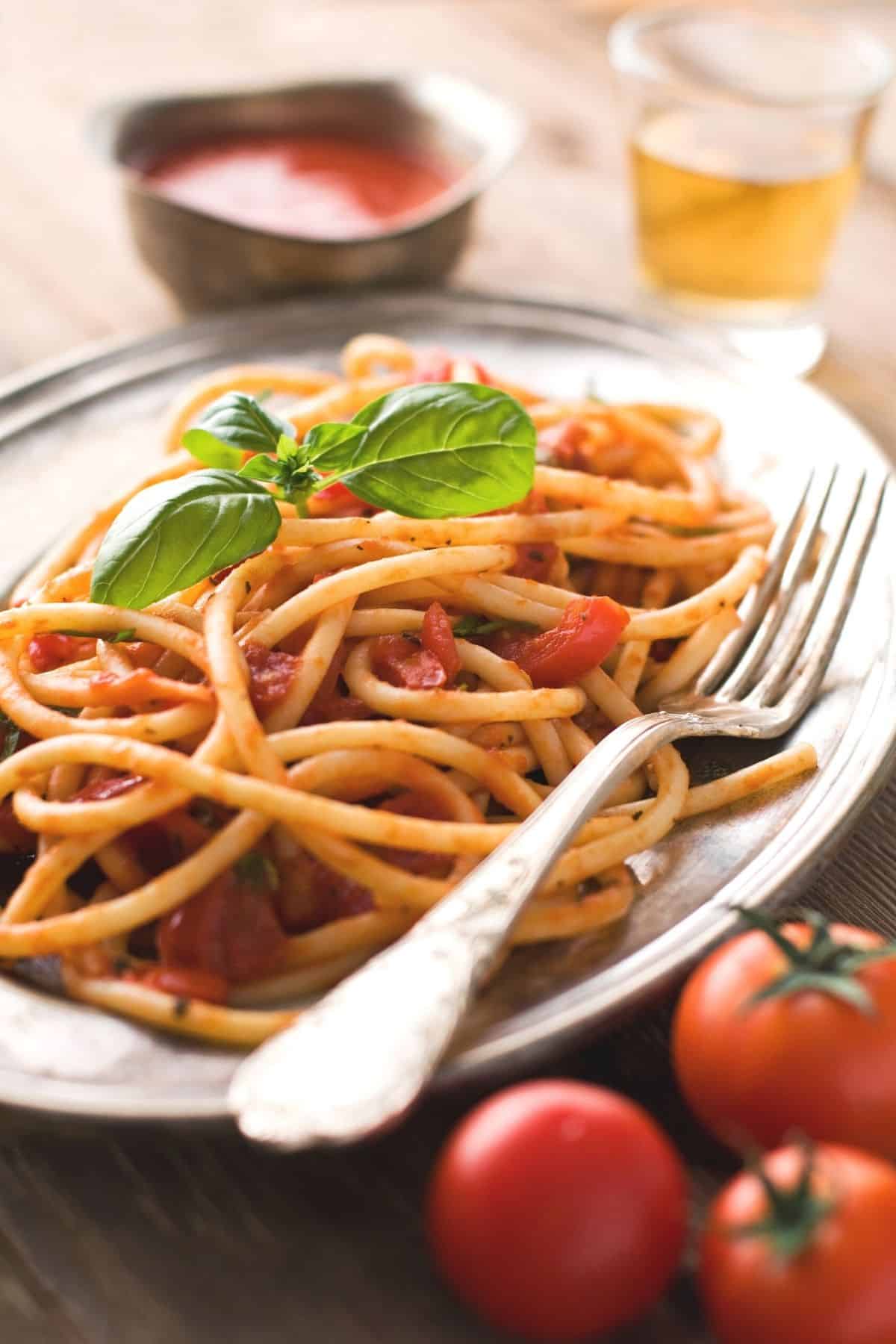 plate of spaghetti with tomato sauce.