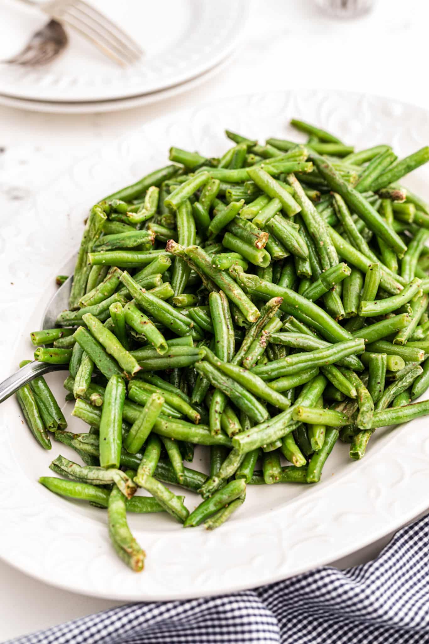 a plate of cooked green beans