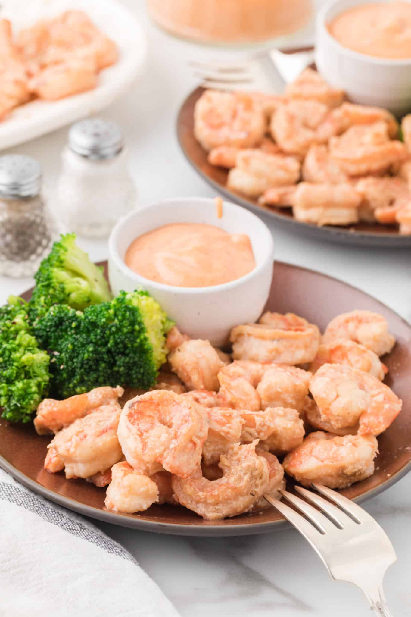 a plate of shrimp with broccoli