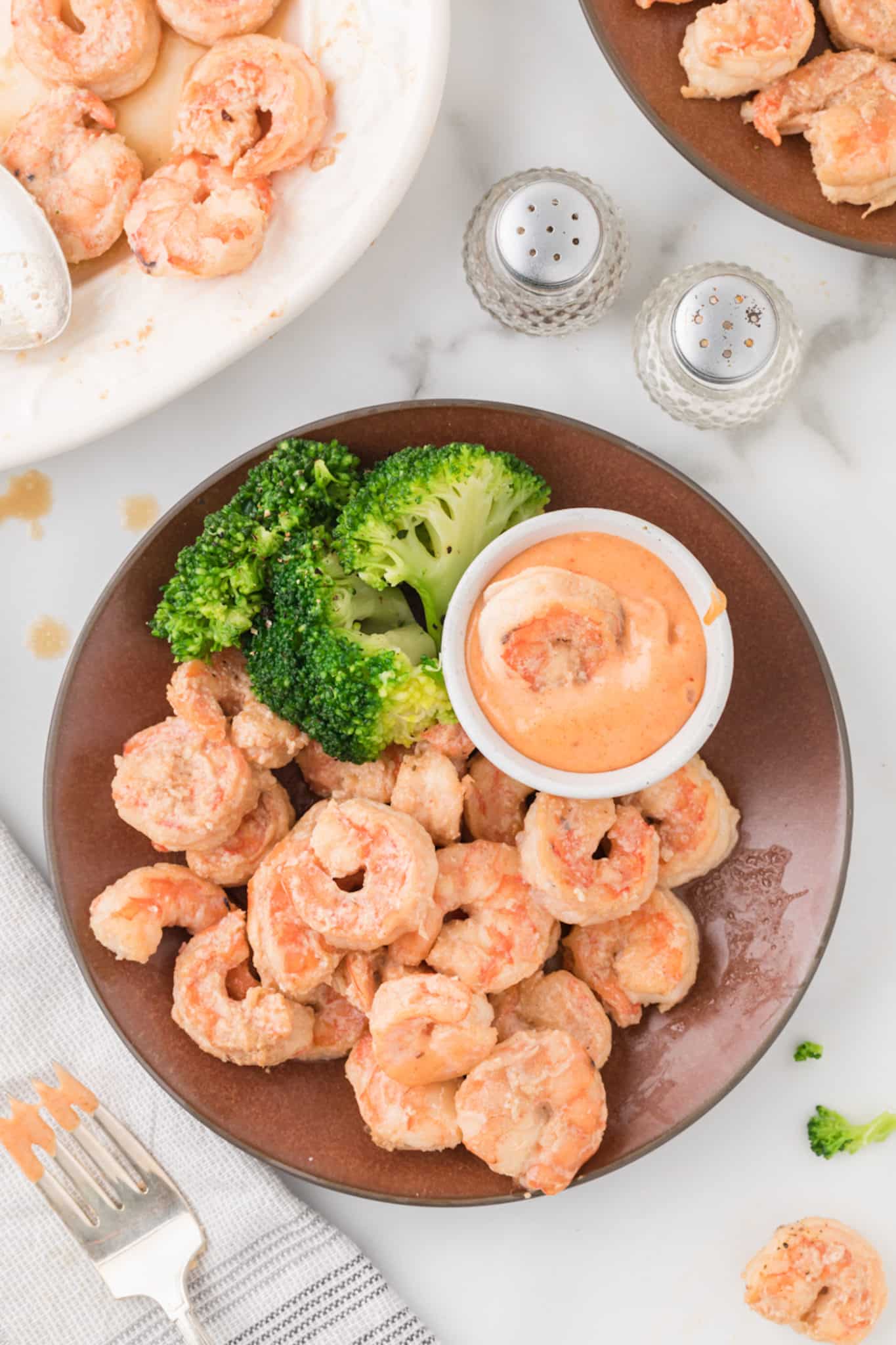 a plate of shrimp and broccoli