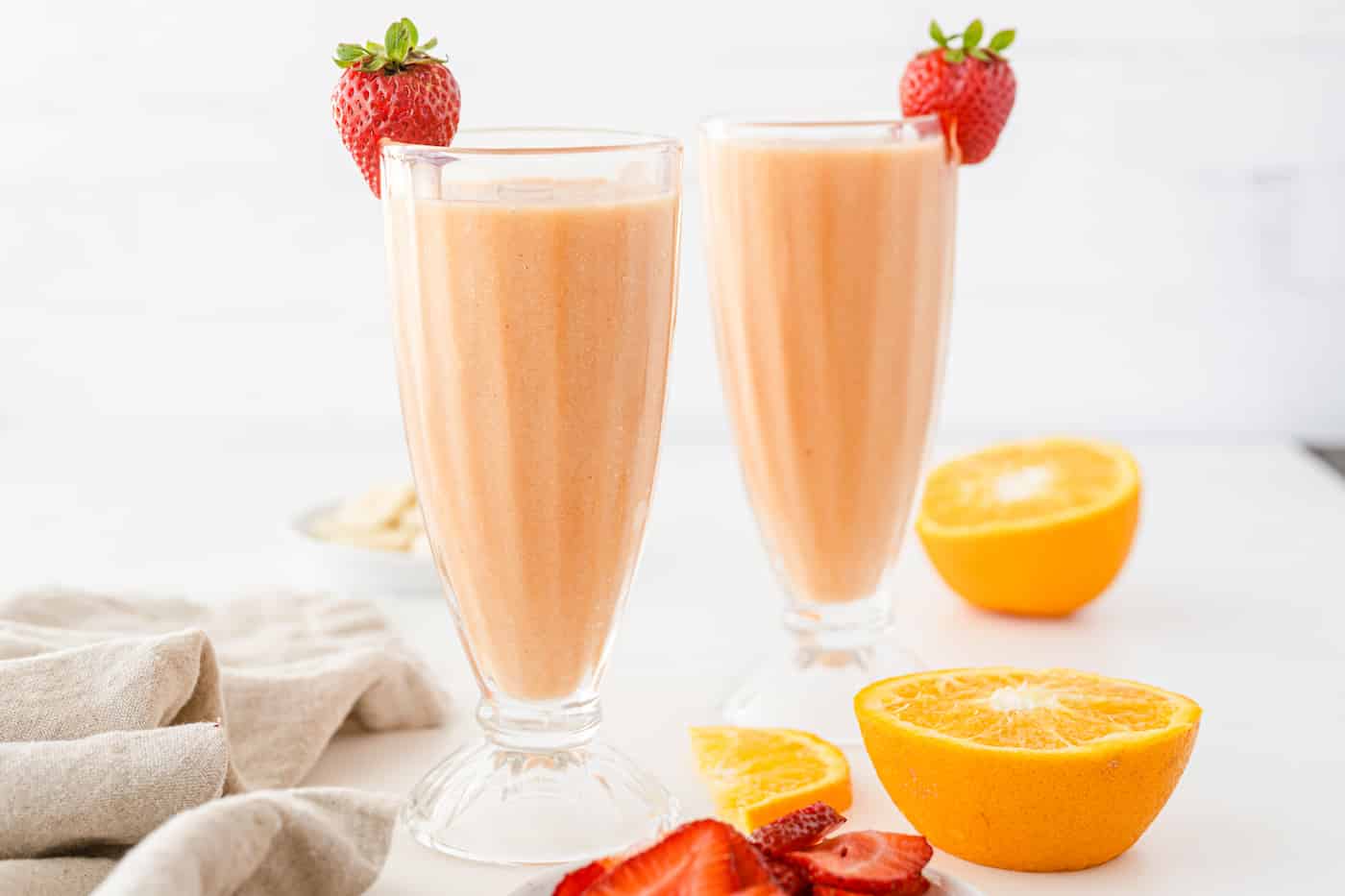 https://www.cleaneatingkitchen.com/wp-content/uploads/2022/02/strawberry-mango-smoothie-hero-1.jpg