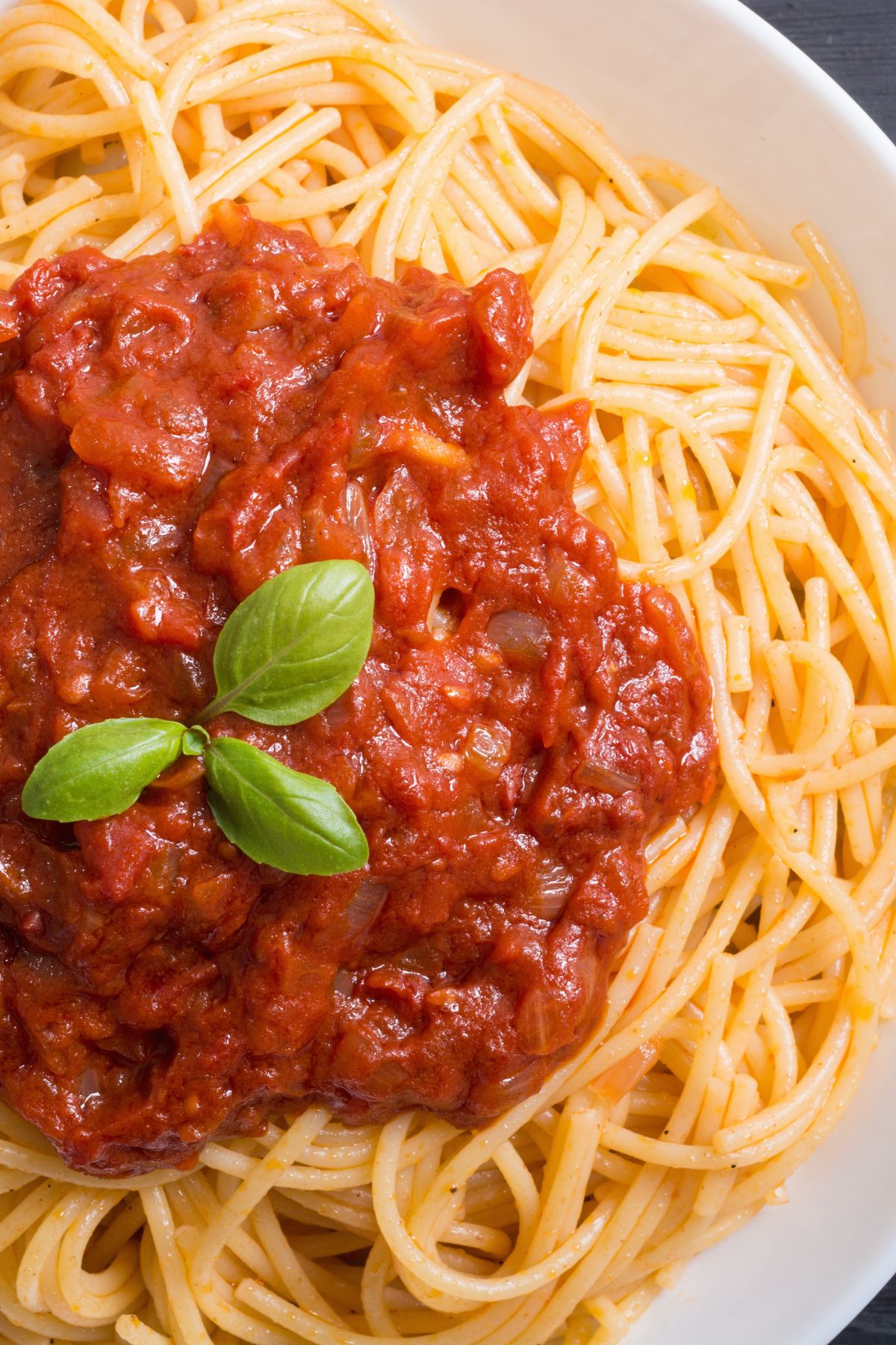 A bowl of spaghetti and marinara.