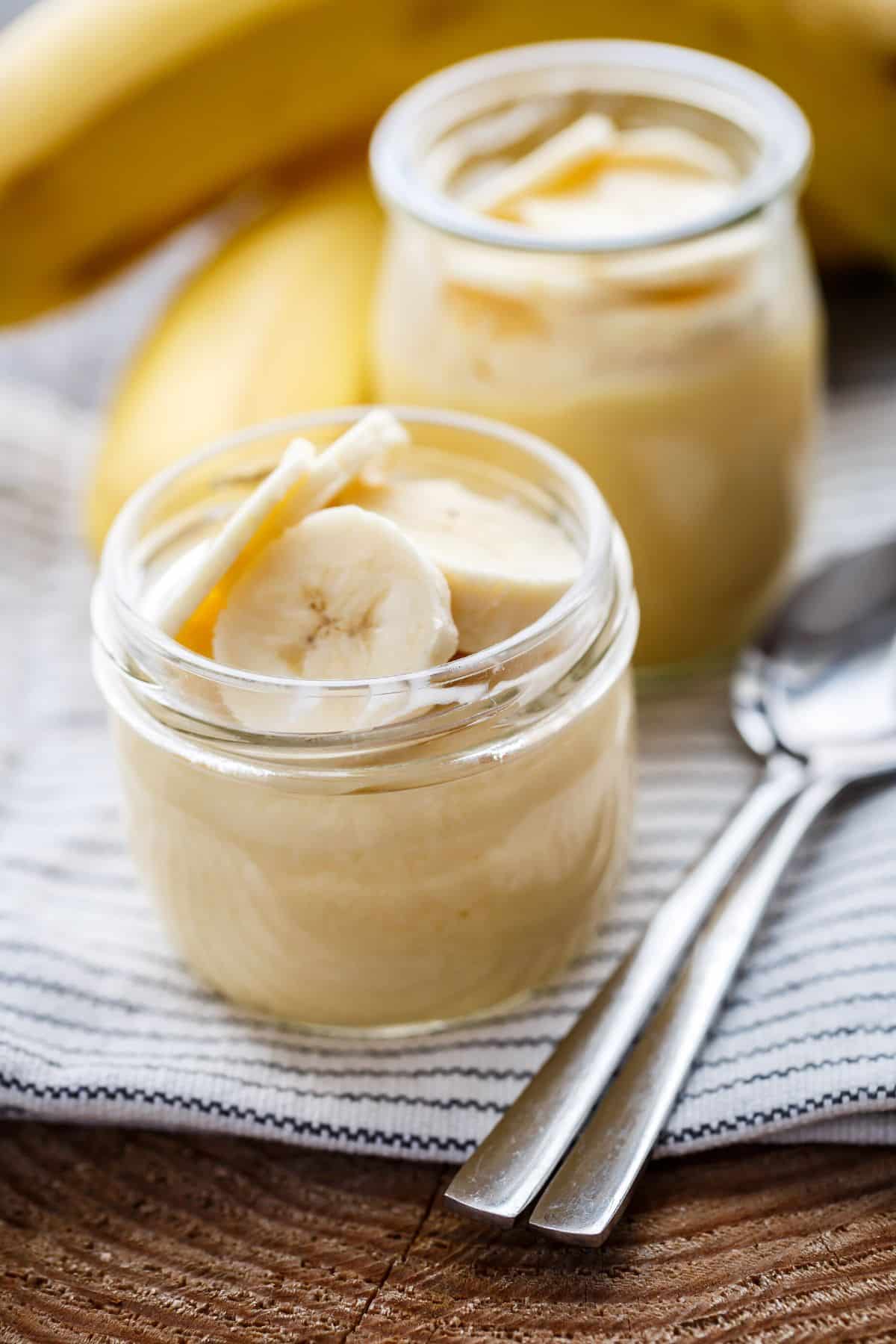 dairy free banana pudding on table.