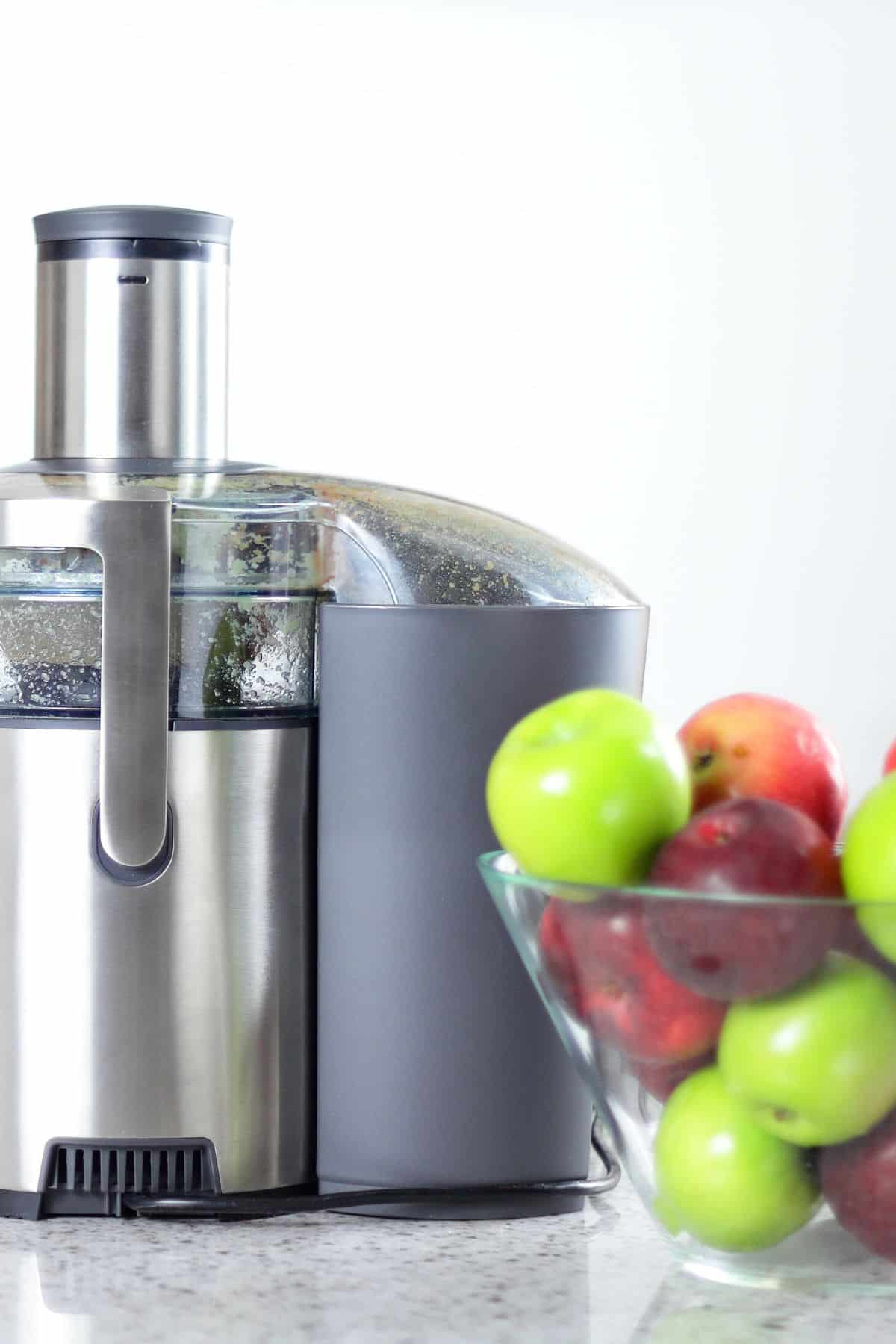 https://www.cleaneatingkitchen.com/wp-content/uploads/2022/11/juicer-with-a-bowl-of-fresh-apples-hero.jpg