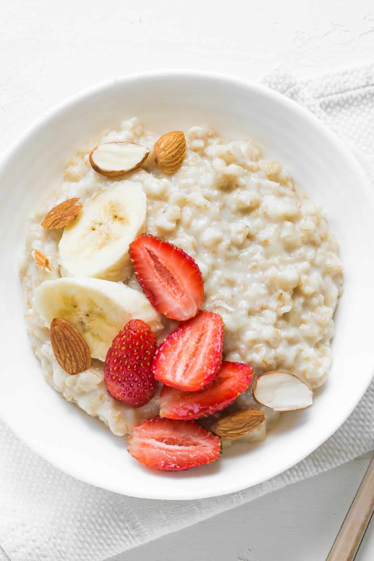 5 Ways Oatmeal Causes Bloating (Plus How to Reduce Symptoms)