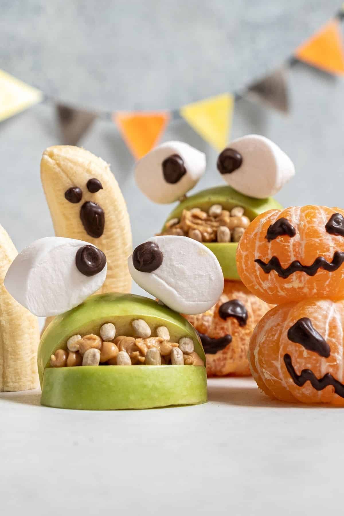 halloween snacks made with fruits.