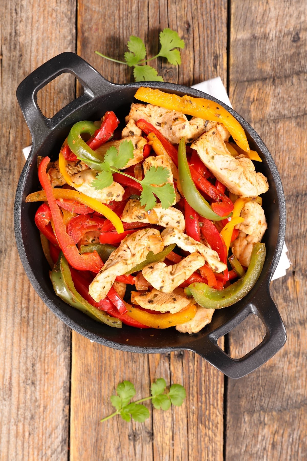 low carb chicken fajitas served in cast iron skillet.