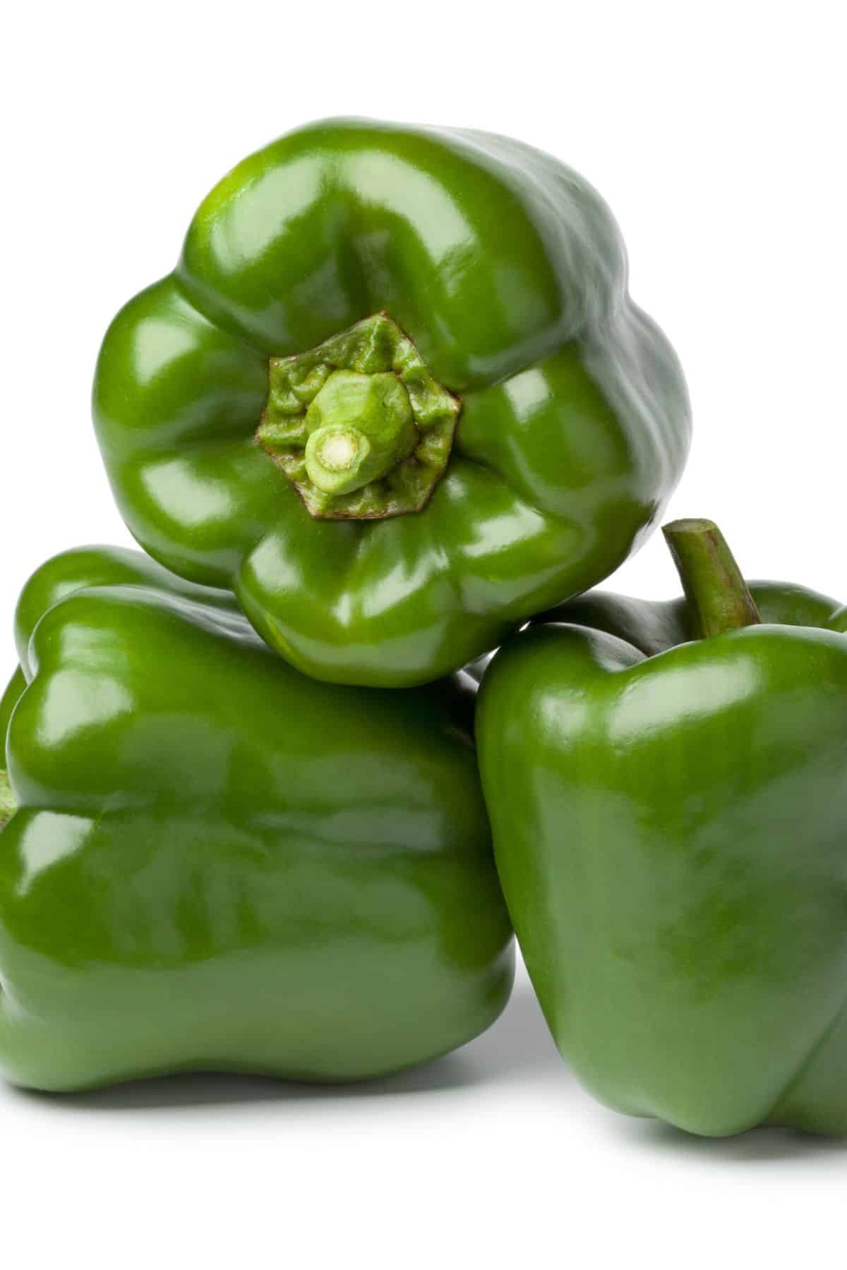 photo of green bell peppers on table.