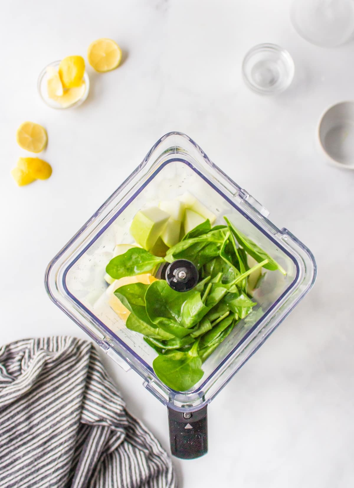 spinach juice ingredients in blender.